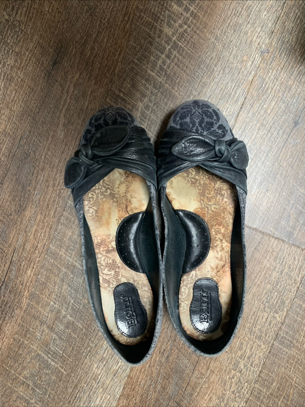 Born Womens Grey Floral And Black Bow Flats Size 9 Leather Bow